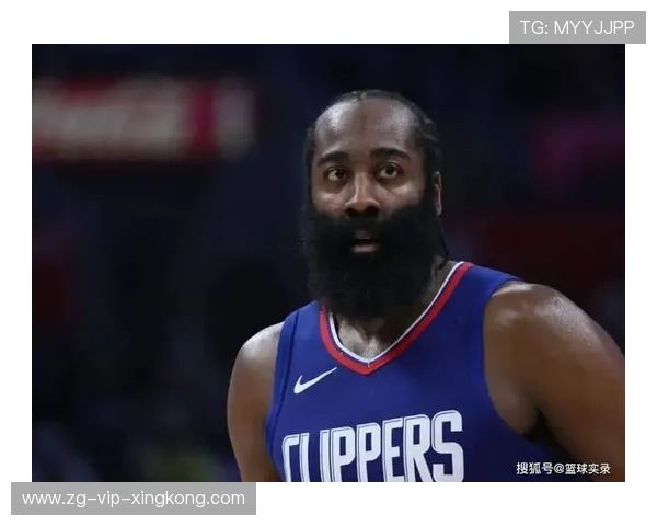 哈登突破分球后传中，76人攻势连绵不断